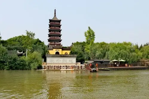 去了才知道,风景如画的南湖名不虚传,想想一百年前就是风景名胜,当然
