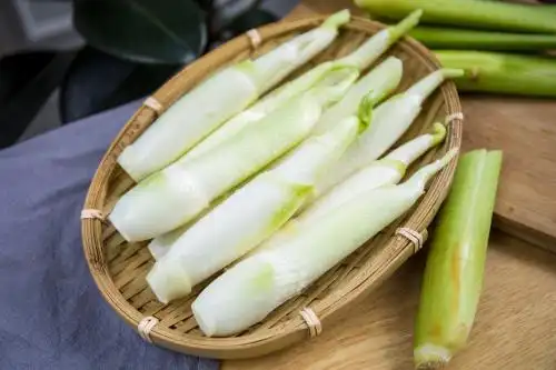 厨房里剥好的茭白笋