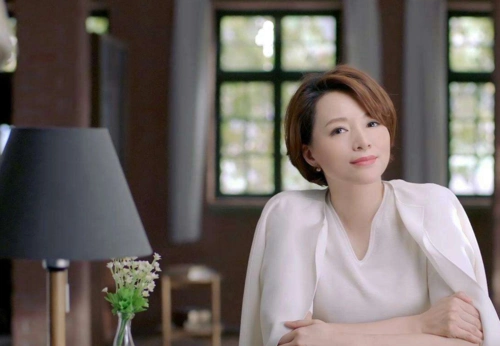 女人四五十岁后,最好别"t恤配短裤",瞧瞧董卿这样穿真有气质__凤凰网