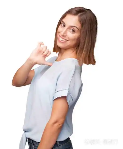 年轻漂亮的女人在骄傲的姿势