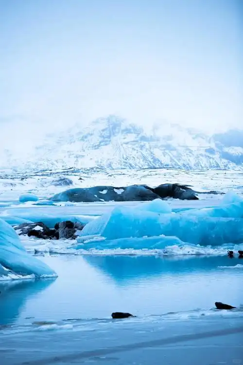 冰河湖其实是瓦特纳冰川南部出口的一片泻湖,靠近冰岛1号环岛公路