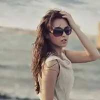 戴墨镜的长发女生头像侧脸【点击鼠标右键下载】