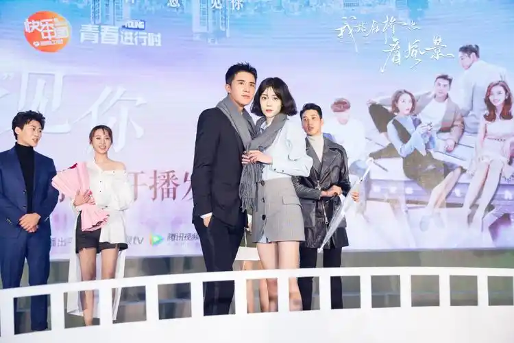 姜潮"壁咚"李溪芮被调侃像"按门铃" 新角色酷似"李泽言"