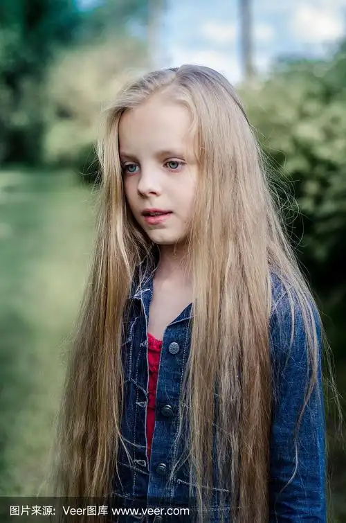 一个漂亮的金发长头发小女孩的肖像