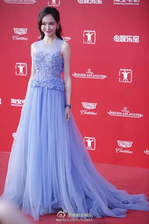 上海电影节#[衰]唐嫣上海电影节走红毯的礼服是山寨的?