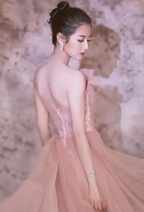 陈钰琪真给唐嫣长脸故意在裙子外面套层纱意外秀出漫画腿