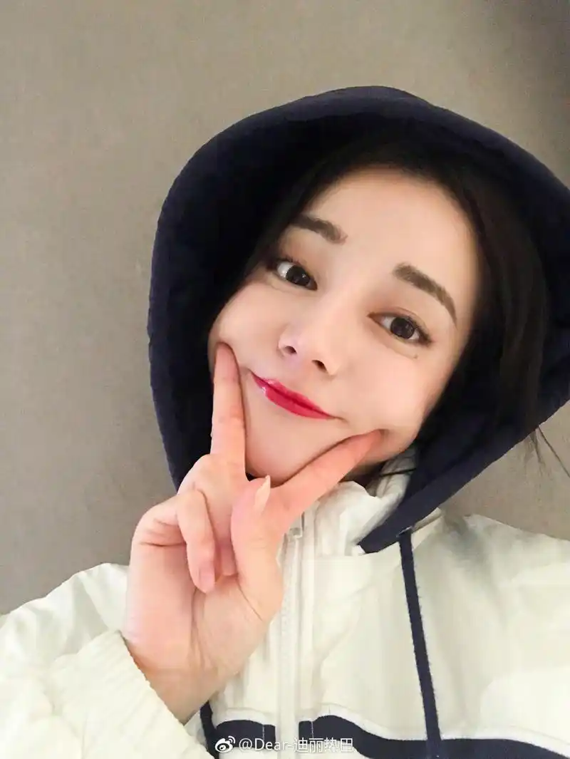 迪丽热巴更博时间有玄机,自拍手势都可以出教科书了