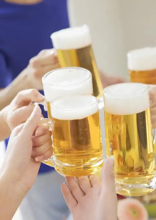 干杯图片聚会手势吃饭干杯碰杯