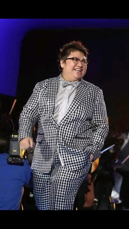 韩红暴瘦34斤后现身!穿牛仔外套"浑身带刺",双手插兜太霸气