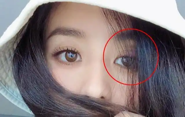 从照片中我们可以看到,赵丽颖头戴一顶白色渔夫帽,长长地头发掩盖了大