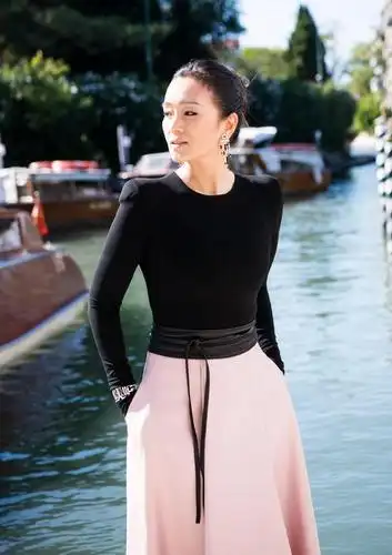 53岁巩俐现身威尼斯电影节两套造型气场全开实力演绎女皇装