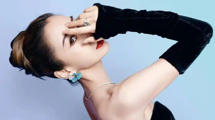 angelababy墨色天鹅绒抹胸星座裙造型,深v设计秀好身材性感妩媚_刺绣_