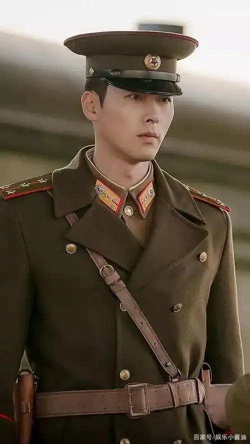 《爱的迫降》玄彬迷彩服和军阀装美图欣赏,快40岁的人居然这么帅