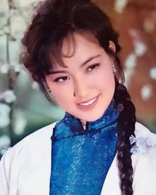 "风流老妖精"刘晓庆:身边从未缺过男人,70岁仍被宠成小女人