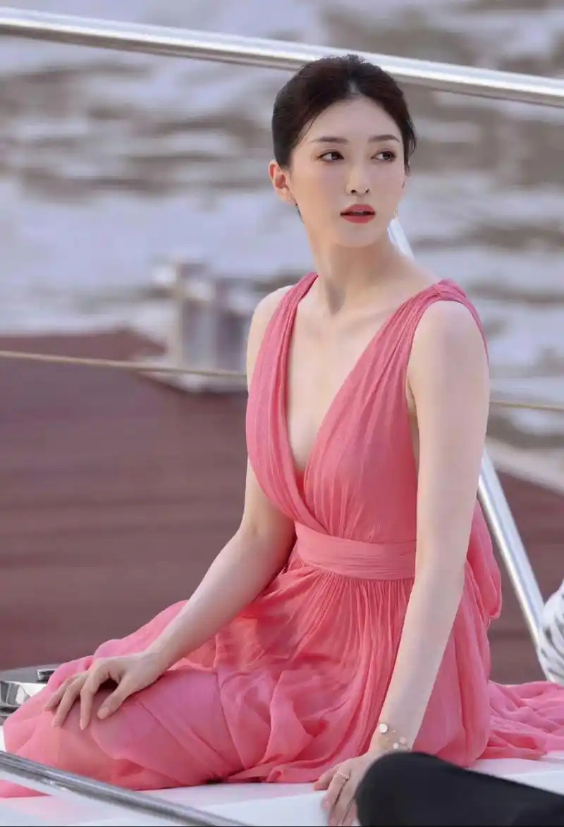 江疏影|粉色系,发现她是真白!
