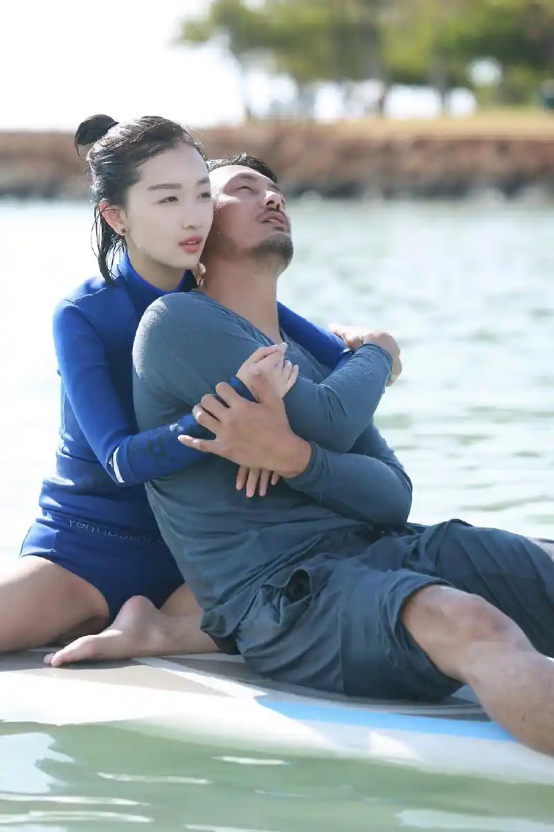 周冬雨# 余文乐水上练瑜伽,看看谁能忍住不放大