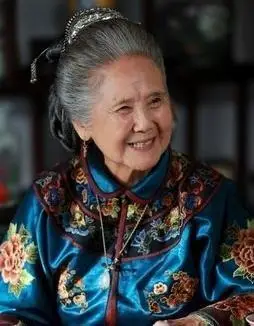 她是主持人,78岁方走红,九十岁高龄仍旧在拍戏,自然老去才最美_腾讯