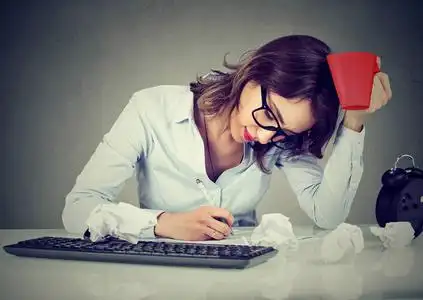 创意忙碌的女人,她伏案工作照片