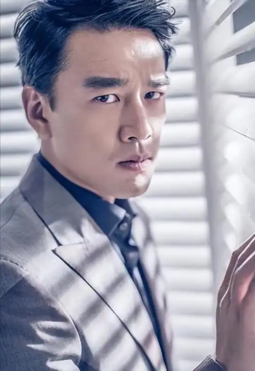 尖嘴猴腮别硬凹演富豪角色5位男明星站那就是人间富贵竹