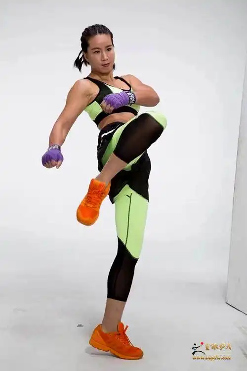 唐金是国内第一位参加职业mma赛事的女运动员,也是第一个打俄罗斯笼斗