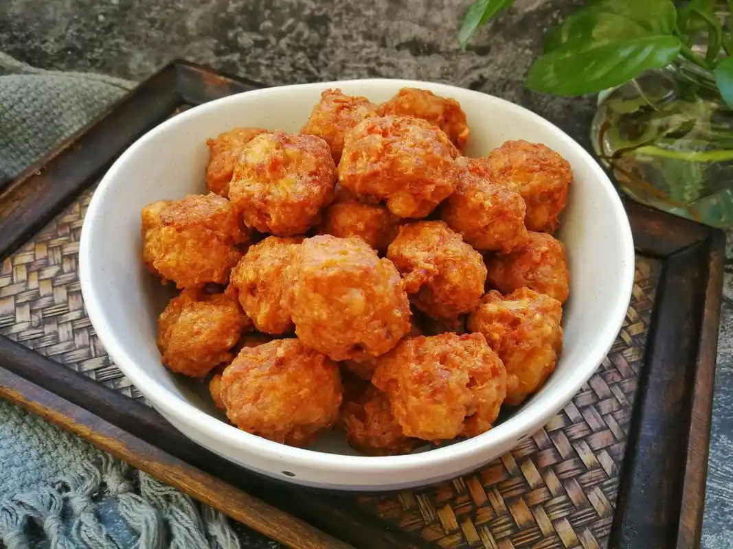 在家炸肉丸子,外酥里嫩,不糊不散,记住这种调料一定不能加