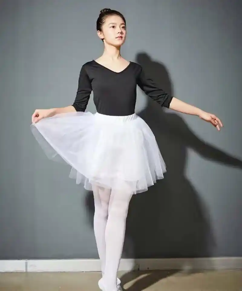 赵今麦穿白色丝袜,搭配上一身紧身的天鹅舞裙,迷人的身材曲线