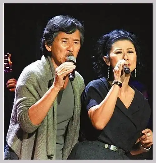 76岁林子祥近况曝光,携妻子叶倩文参加聚会,被传身家过亿住豪宅