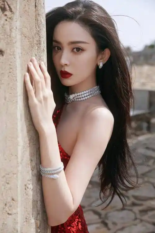 古力娜扎一袭红裙太明艳雪肤玉貌魔鬼身材性感撩人