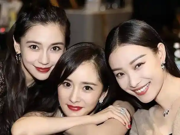 黄晓明baby离婚一年后差距有多大?