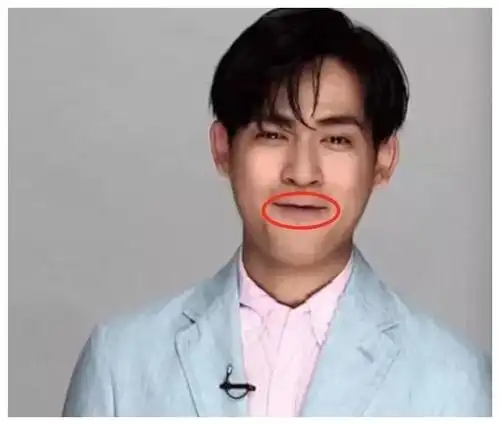 由此出现的瘪嘴,极大地削弱美艳感.