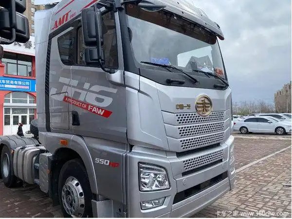 解放jh6550马力自动挡牵引车新车到店