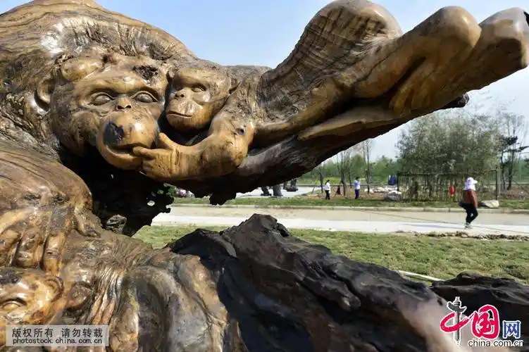 "世界名木树雕博览园"的藏品数量整体将达1900件,分别以"水浒群英","