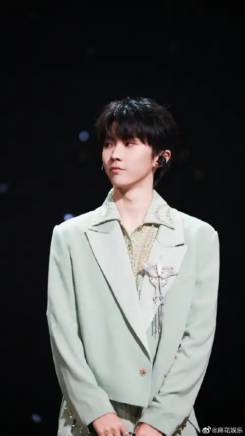 马嘉祺声生不息绿西服造型##马嘉祺镂空衬衫