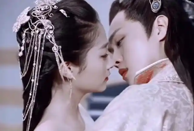 最主要的是这部剧的吻戏还要用替吻,感觉不敬业,对张若昀也不公平