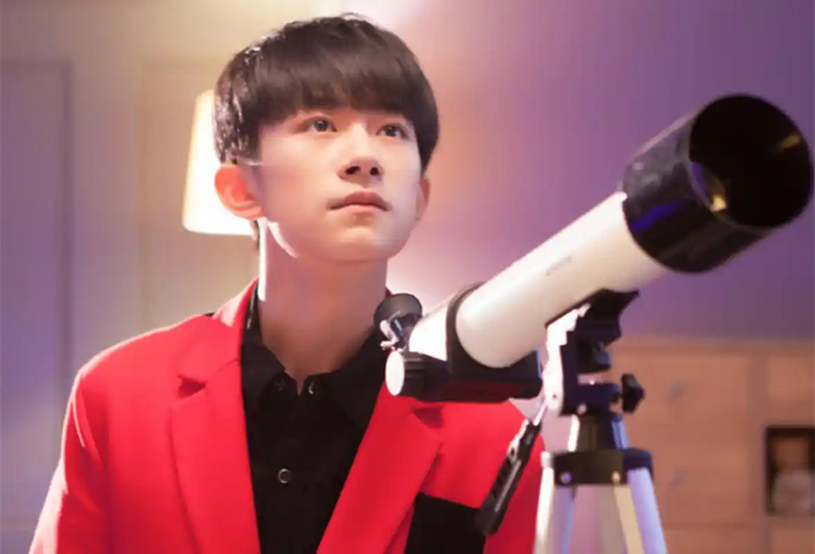 帅气易烊千玺桌面锁屏_时而高冷时而可爱