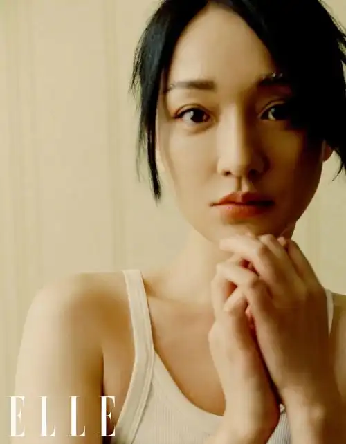 生活中,周迅真的很喜欢轻轻松松,随性舒服的状态,因为周迅最吸引人的