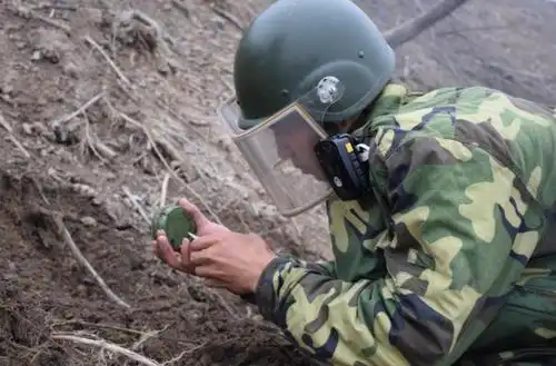 战场上踩中地雷怎么办?根本不可能逃脱,别再被电影骗了!