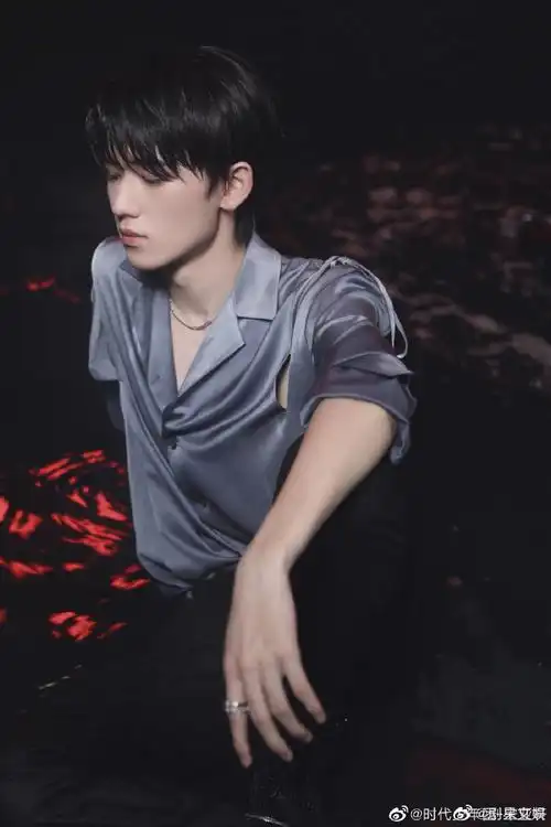 宋亚轩小臂青筋##宋亚轩照片掉色了