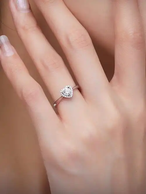 78结婚钻戒心形78群镶款钻戒1克拉效果