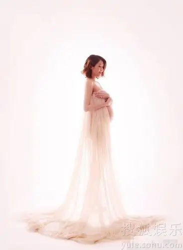 tvb花旦陈敏之挺孕肚拍写真 双手捂胸性感撩人