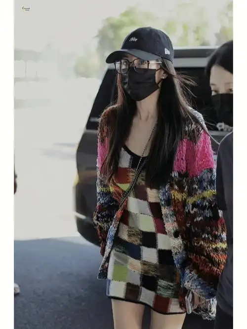 杨幂今日机场look|白色针织开衫搭复古彩色格子吊带裙,棒球帽 黑框