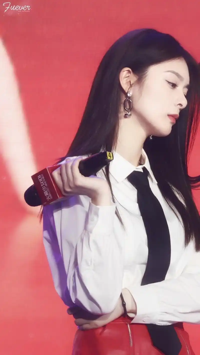 傅菁终于发个人单曲了,第一句歌词就是"我没有老板出名".