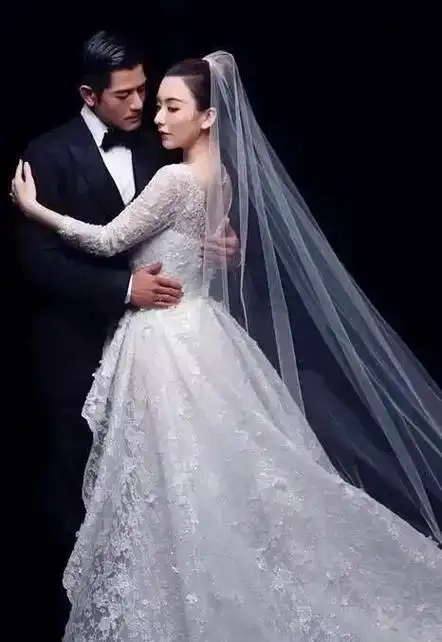 李小璐婚纱照李小璐近期机场照明星夫妻婚纱照