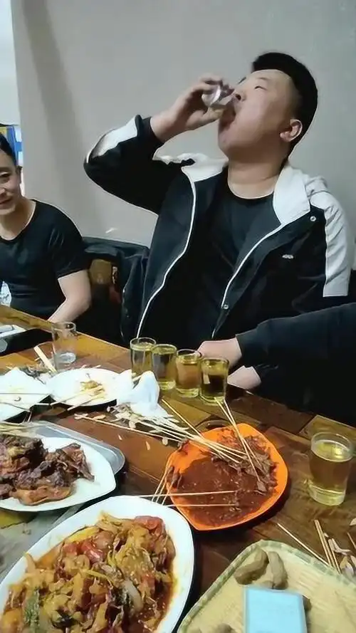 哥们喝酒,一口一个,你这么豪横谁还敢跟你玩