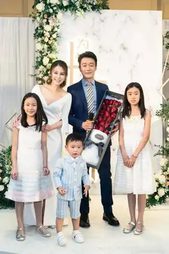 黄渤与太太罕见合体露面 女方少女味不输明星