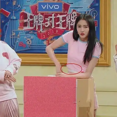 关晓彤穿露脐装,当看到她腰间的"收腹裤",网友:过分了!_网易订阅