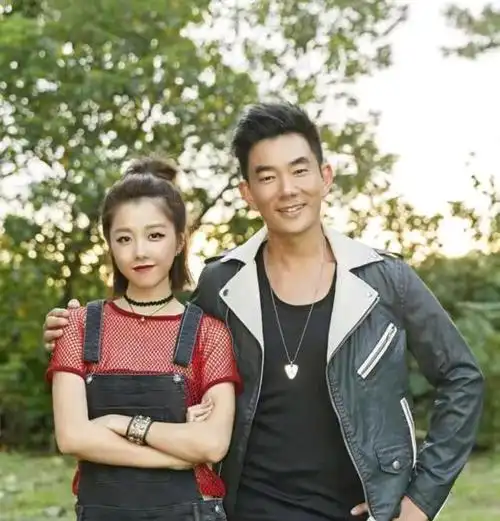 任贤齐夫妇现身外国送女儿上学,女儿气质出众,妻子穿着被嘲浮夸