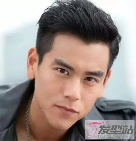 m型发际线男生发型这款短发很适合m型发际线男生,头发剃得很平整,没有