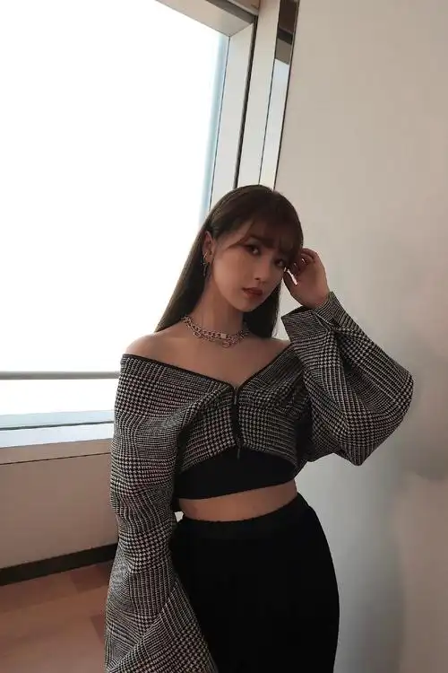 > the9虞书欣露肩外套性感写真(4/6)