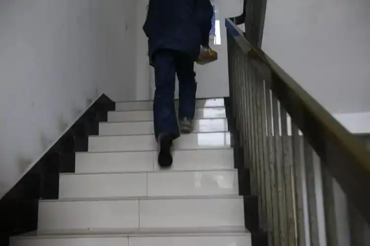 " 爬楼梯是日常生活中最常见的一种运动模式,作为有氧运动,不仅可消耗